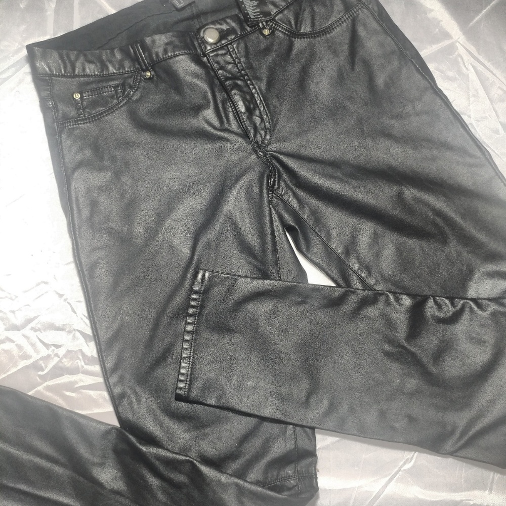 🌹🐇🐾🐸 H&M faux leather skinnies